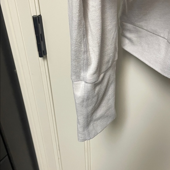 Vuori Women's Halo Hoodie - Picture 3 of 6